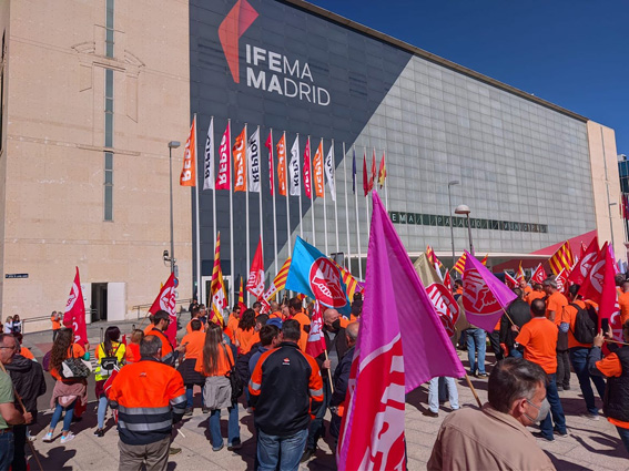 Concentración de delegados de Repsol en protesta por la negativa de la Dirección a revalorizar los salarios y garantizar un empleo de calidad